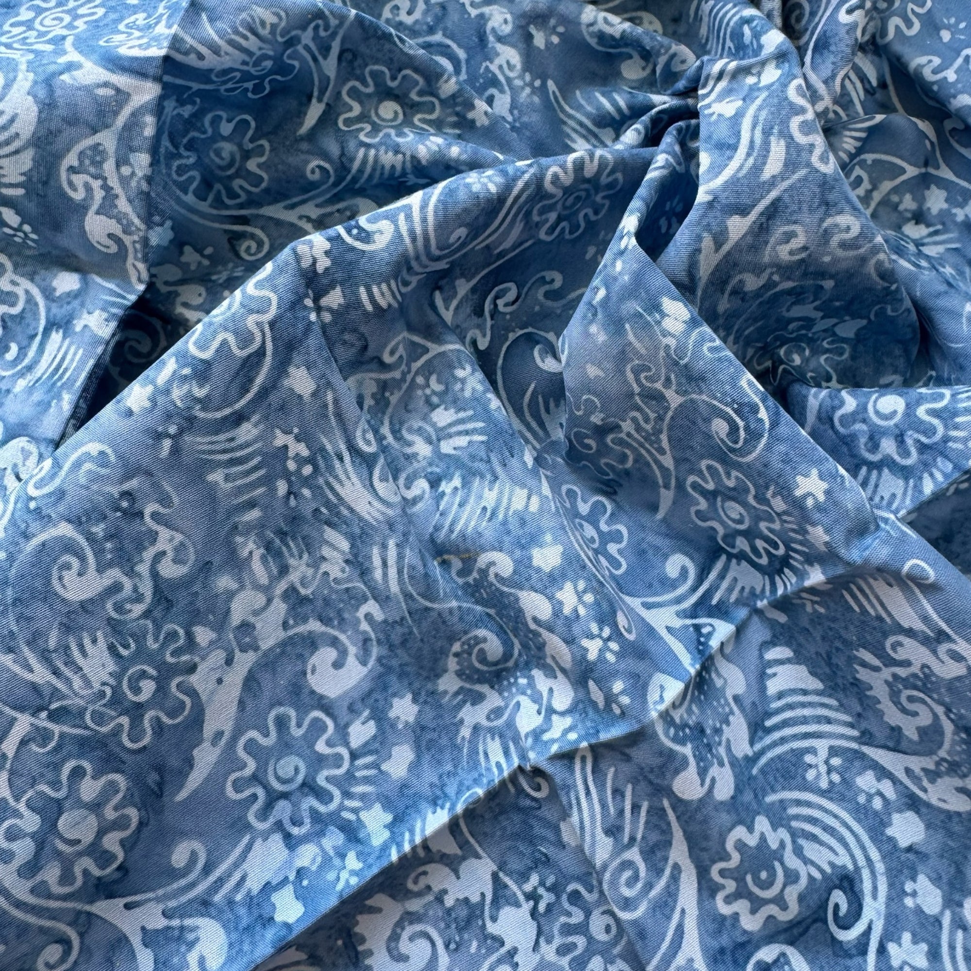 Tela batik arabescos florales azul celeste