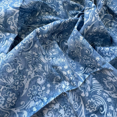 Tela batik arabescos florales azul celeste