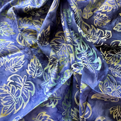 Tela batik hojas monstera azul marino y verde oliva