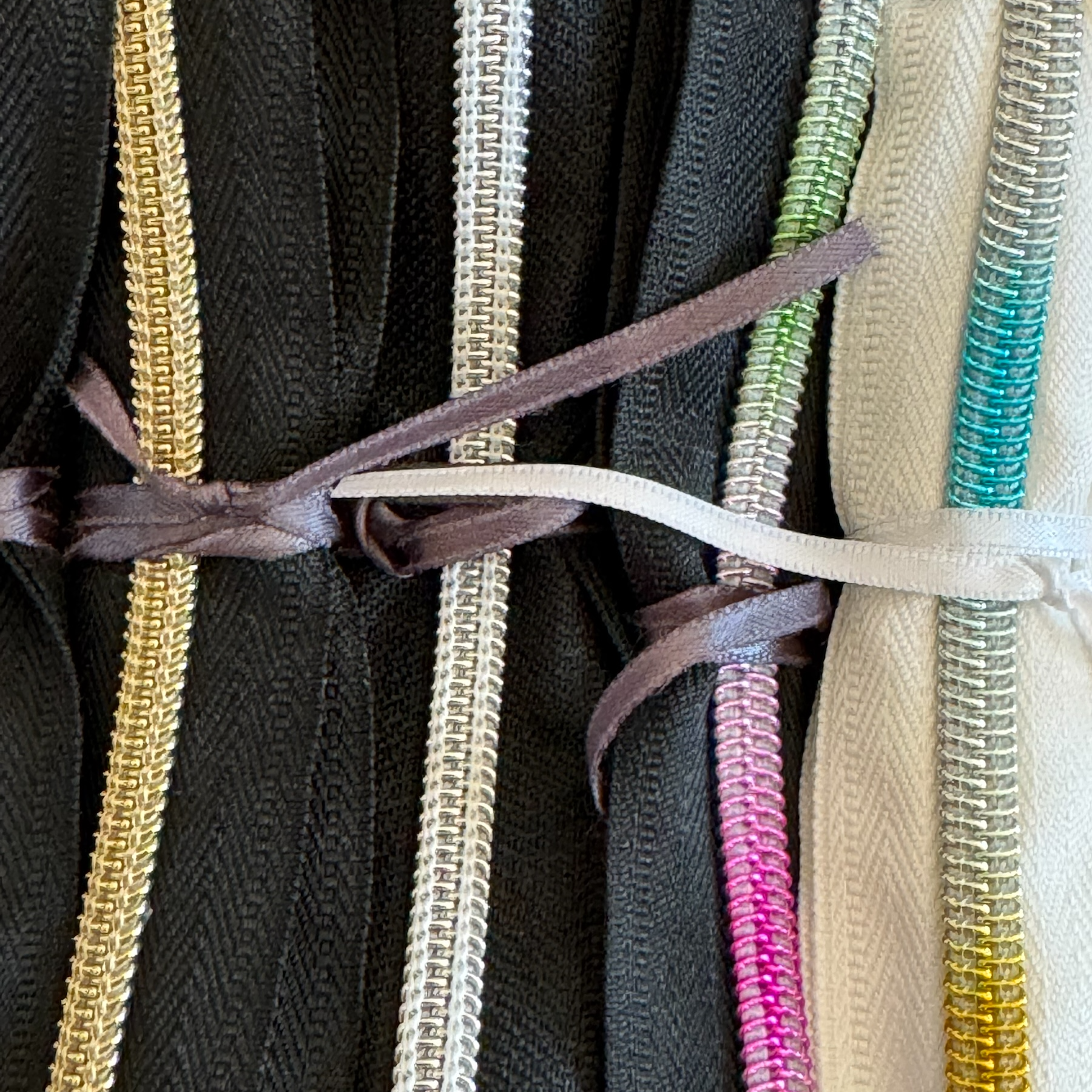 Kit cremalleras nylon blancas y negras con dientes metalizados