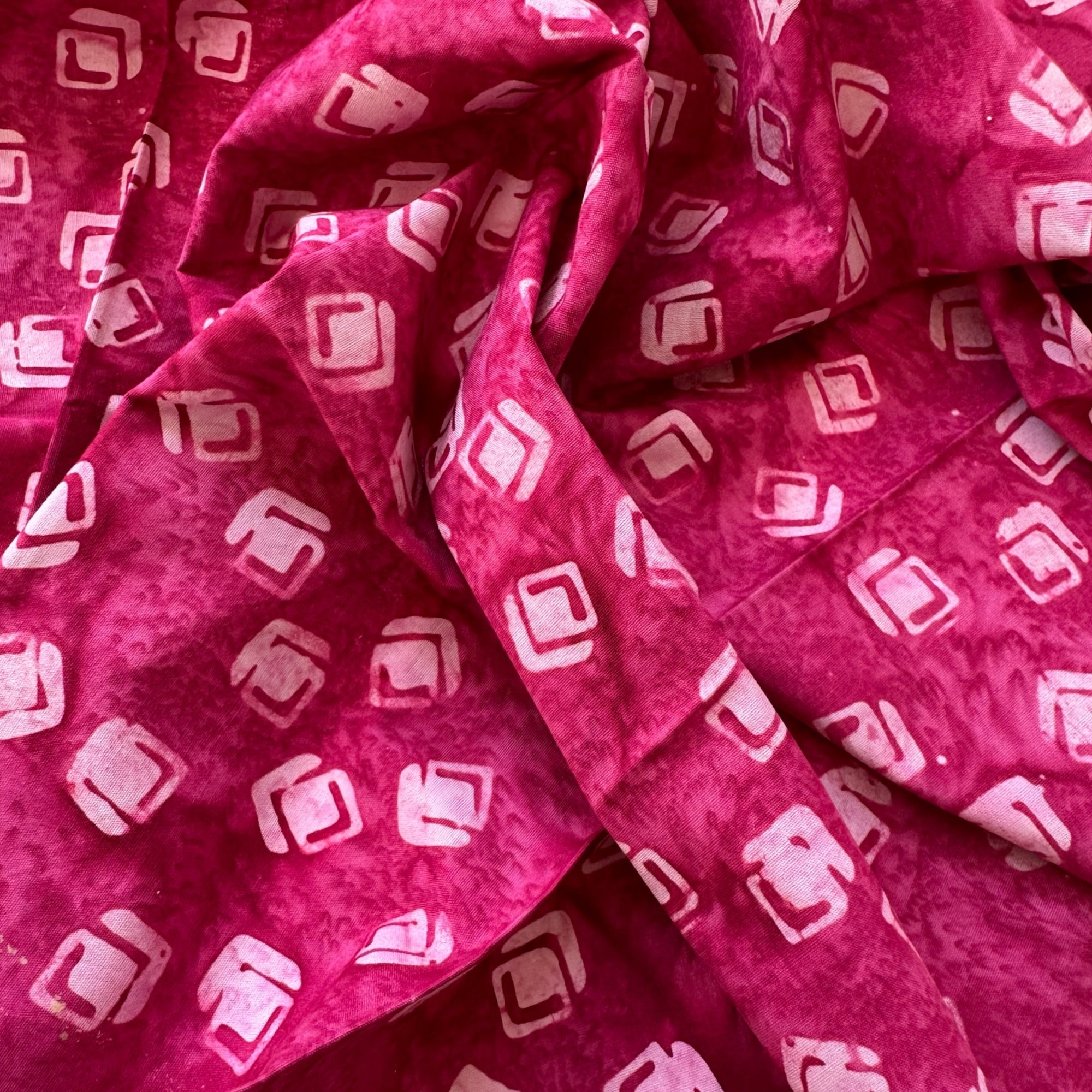 Tela batik cuadrados geométricos fucsia frambuesa