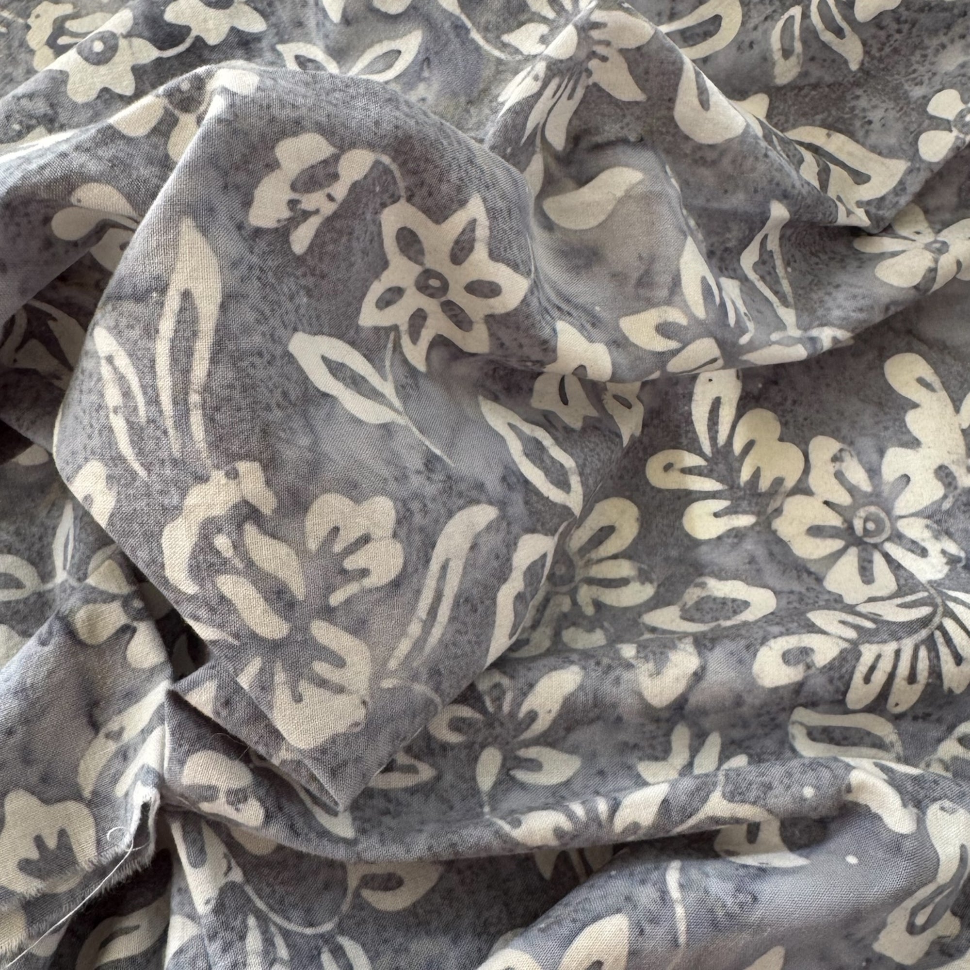 Fat quarter tela batik flores gris crema