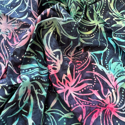 Tela batik hojas tropicales monstera verde menta y rosa sobre negro