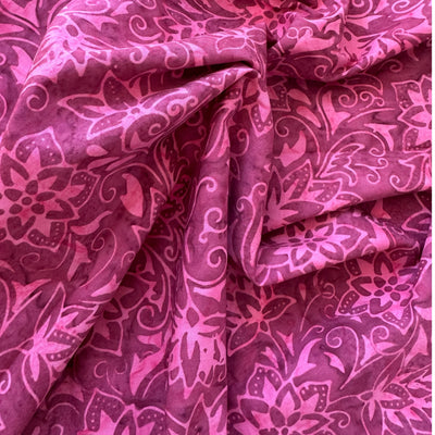 Tela batik flores tropicales fucsia y rosa sobre negro