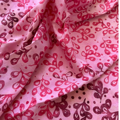 Tela batik hojas tropicales crema y rosa