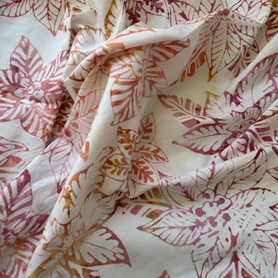 Tela batik flores fucsia sobre rosa palo