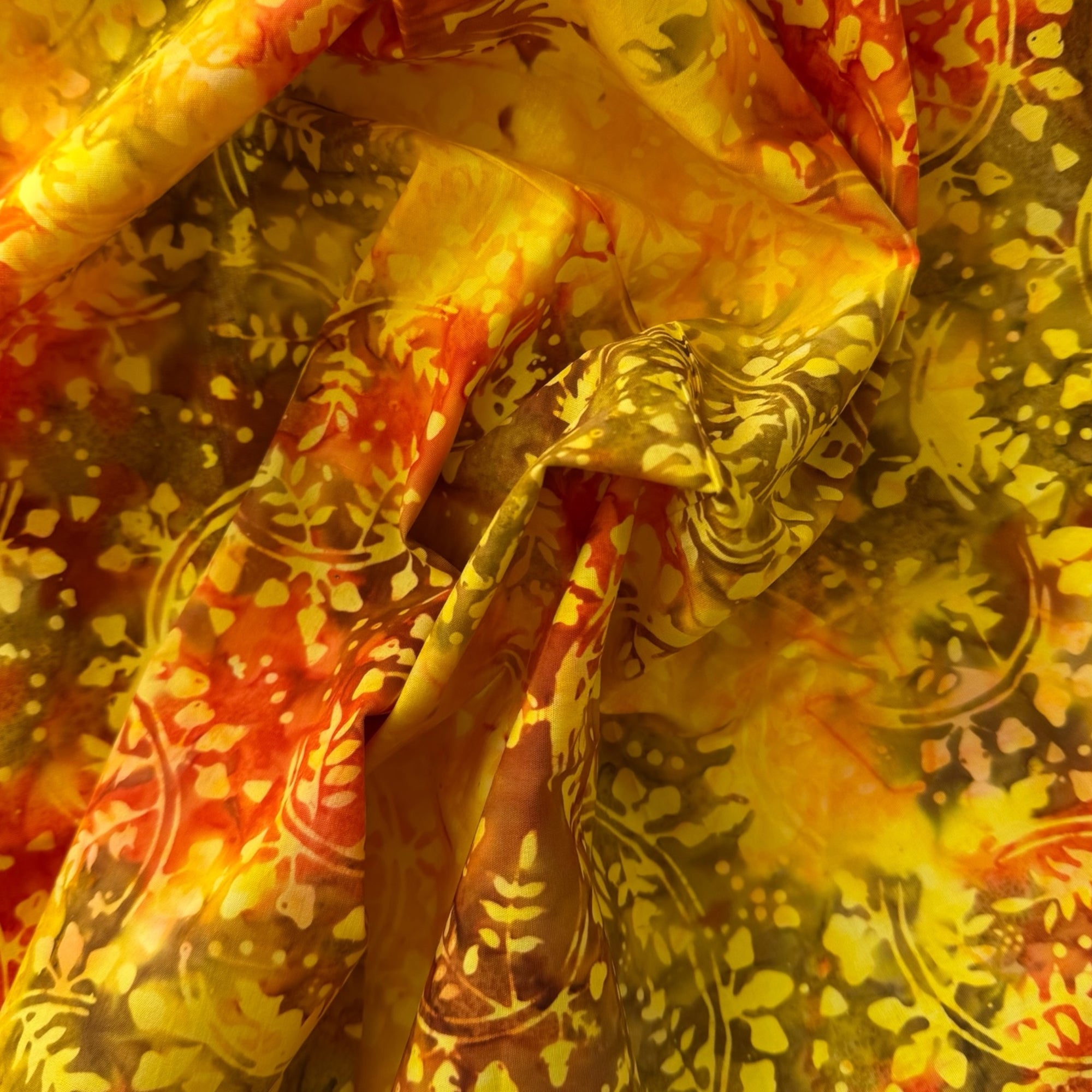 Tela batik mariposas rojo carmín y naranja dorado