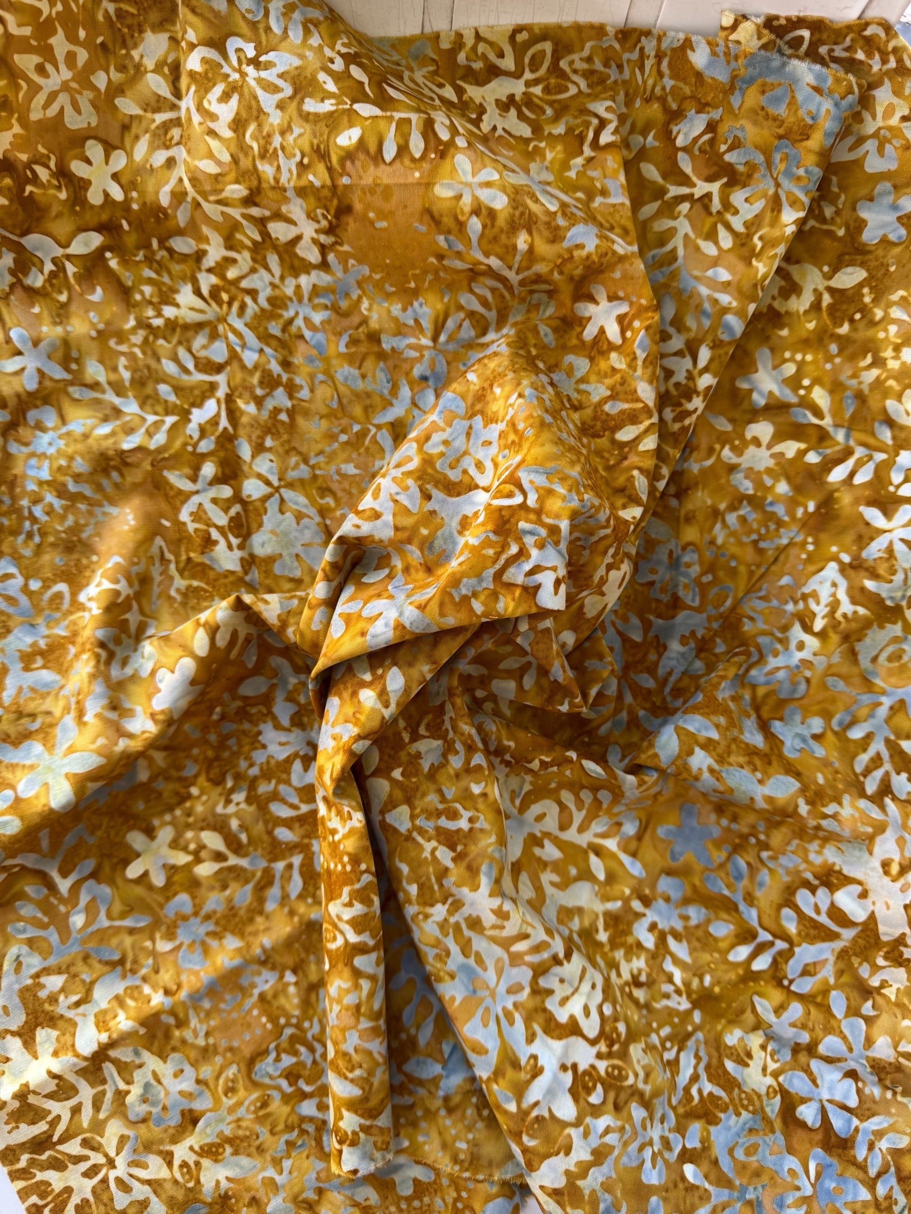 Tela batik flores mostaza y celeste