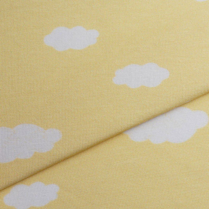 Punto estampado nubes