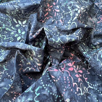 Tela batik flores y arabescos colores macaón sobre azul marino