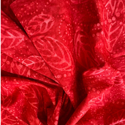 Tela batik hojas y puntos rosa pálido tono sobre tono rojo